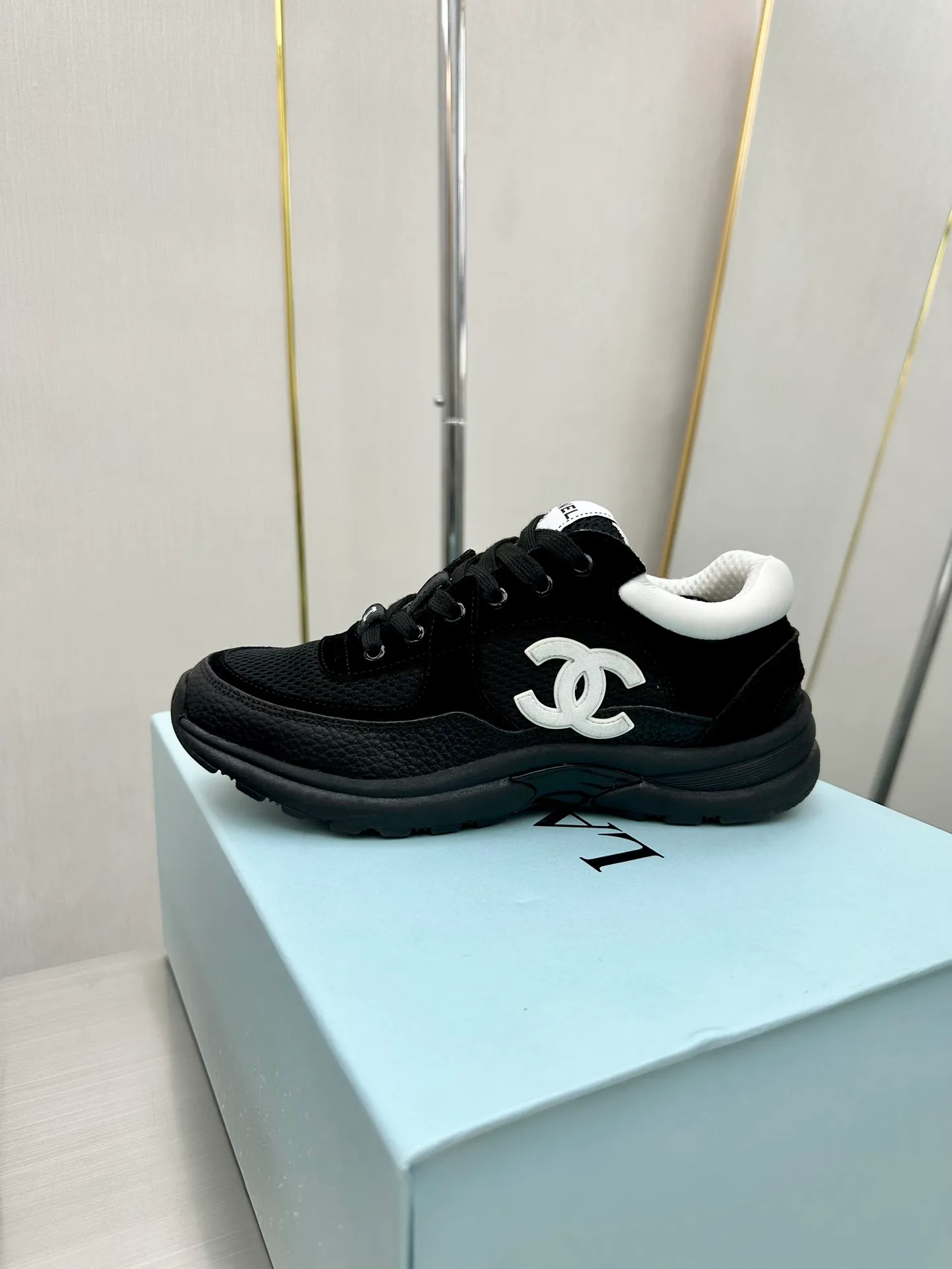 👟👟Ex-factory price 480👟👟 Chanel Chanel - 2023 counter top casual sports shoes This classic design; the upper is electro-embroidered with a variety of techniques; the outsole is fashionable and sporty; it is unusual to incorporate a variety of color matching elements... The diversified mix and match is very beautiful and versatile, casual, fashionable, sports and outdoor can be taken into account... ꫛꫀꪝ Go➫ Material: ❶Upper is made of: Original imported mercerized velvet + double-layer breathable mesh ❷Inner use: original imported breathable mesh ❸Outsole based on: original TPU combination outsole Full set of boutique packaging for women 35–41 men 38-46
